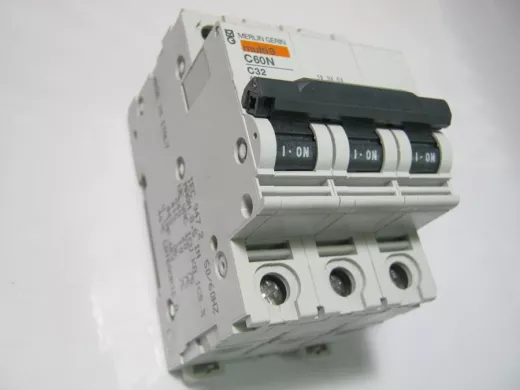 C32 автомат 32А 400В трёхфазный C60N multi9 MERLIN GERIN "Schneider Electric" 24353