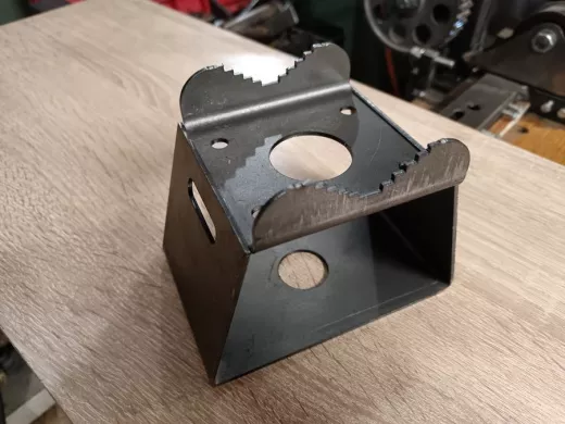 Кронштейн универсальный на трубу 15...51мм для камер с отверстием 32 